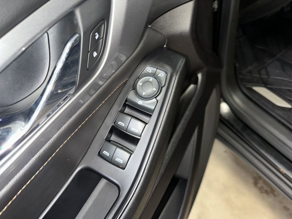 Used 2019 Chevrolet Traverse LS w/ LPO, Blackout Package FWD image 7