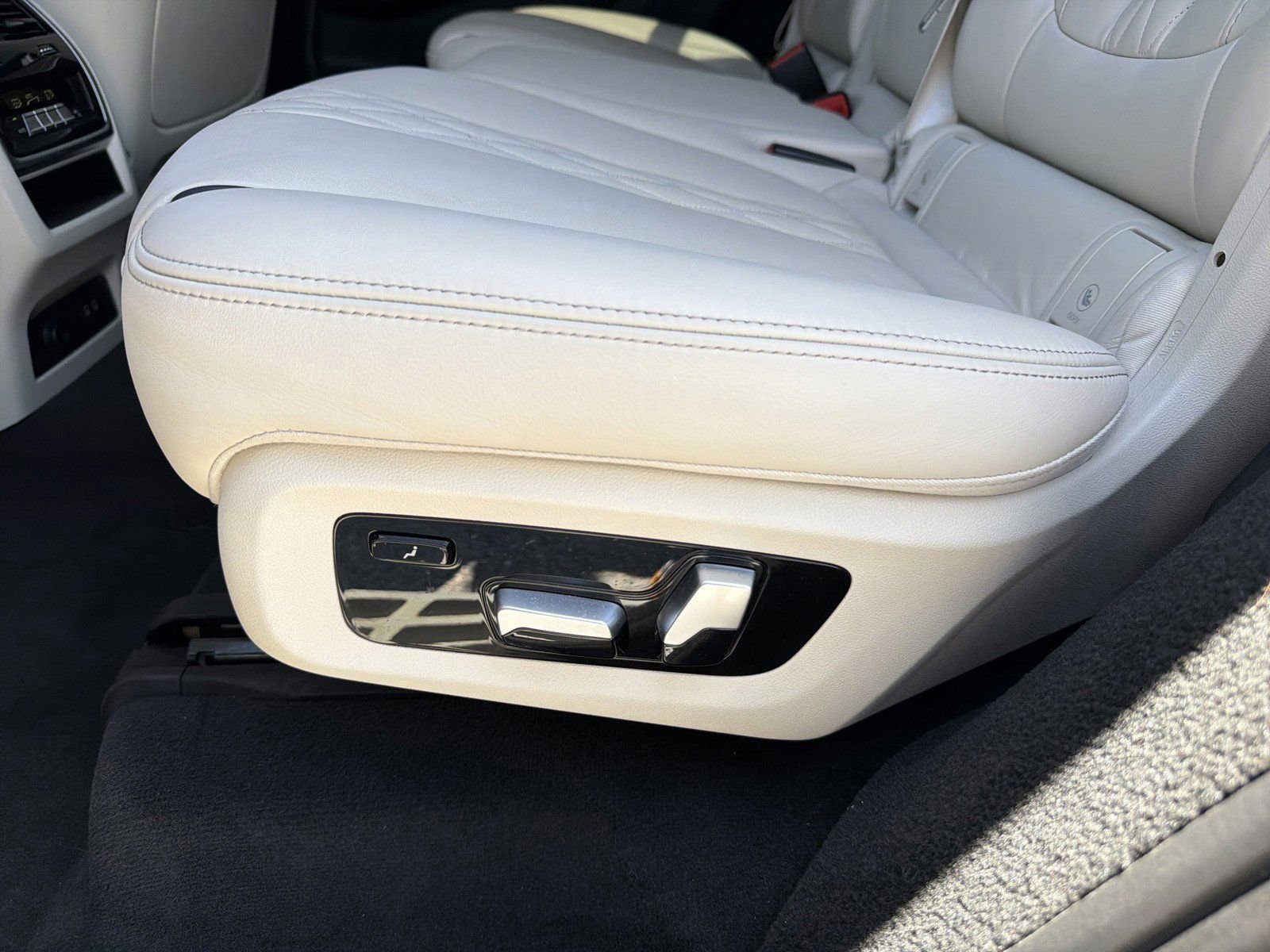 Used 2022 BMW X7 xDrive40i w/ M Sport Package AWD/4WD image 23