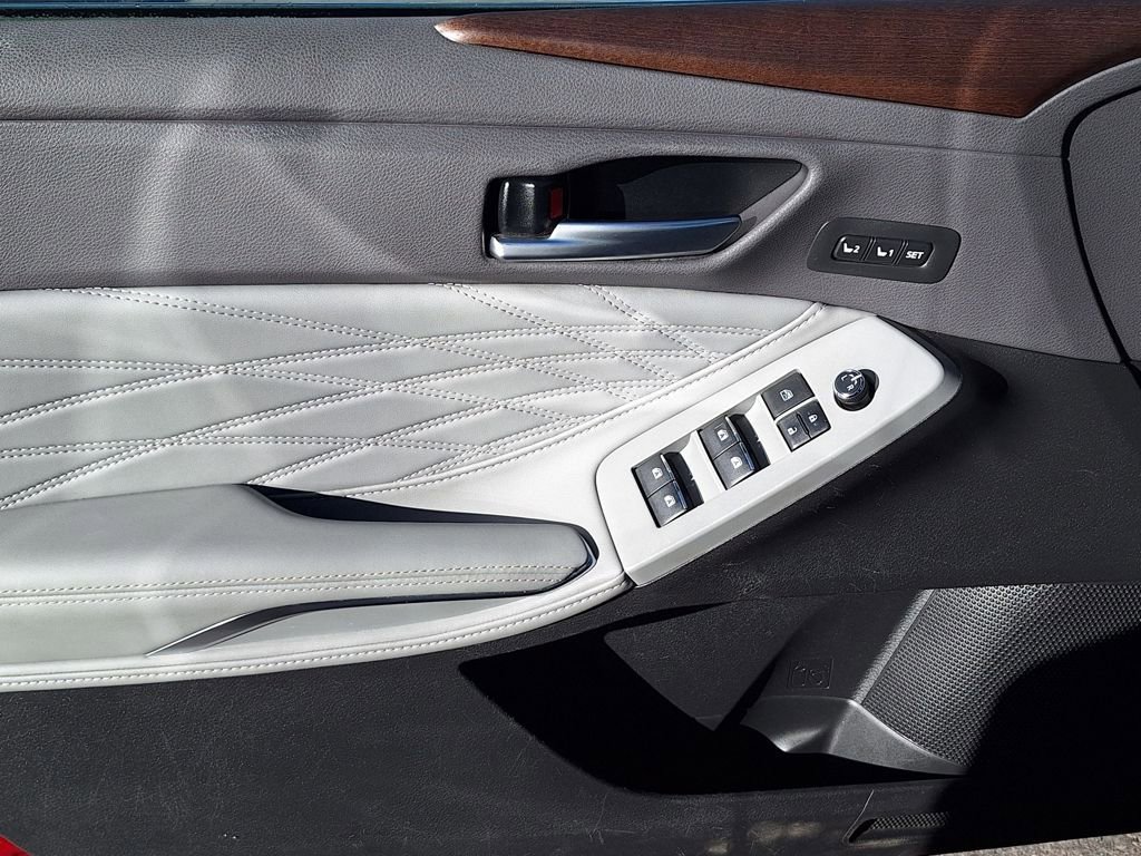 Used 2019 Toyota Avalon Limited image 9
