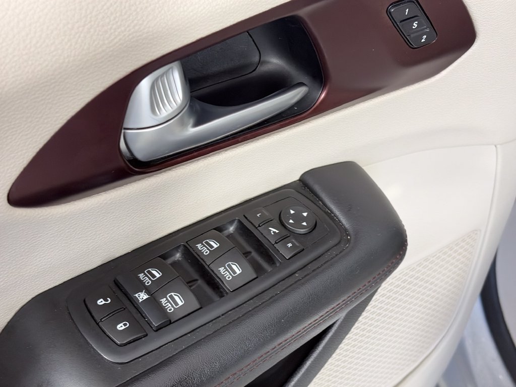 Used 2017 Chrysler Pacifica Limited w/ Advanced Safetytec Group FWD image 24