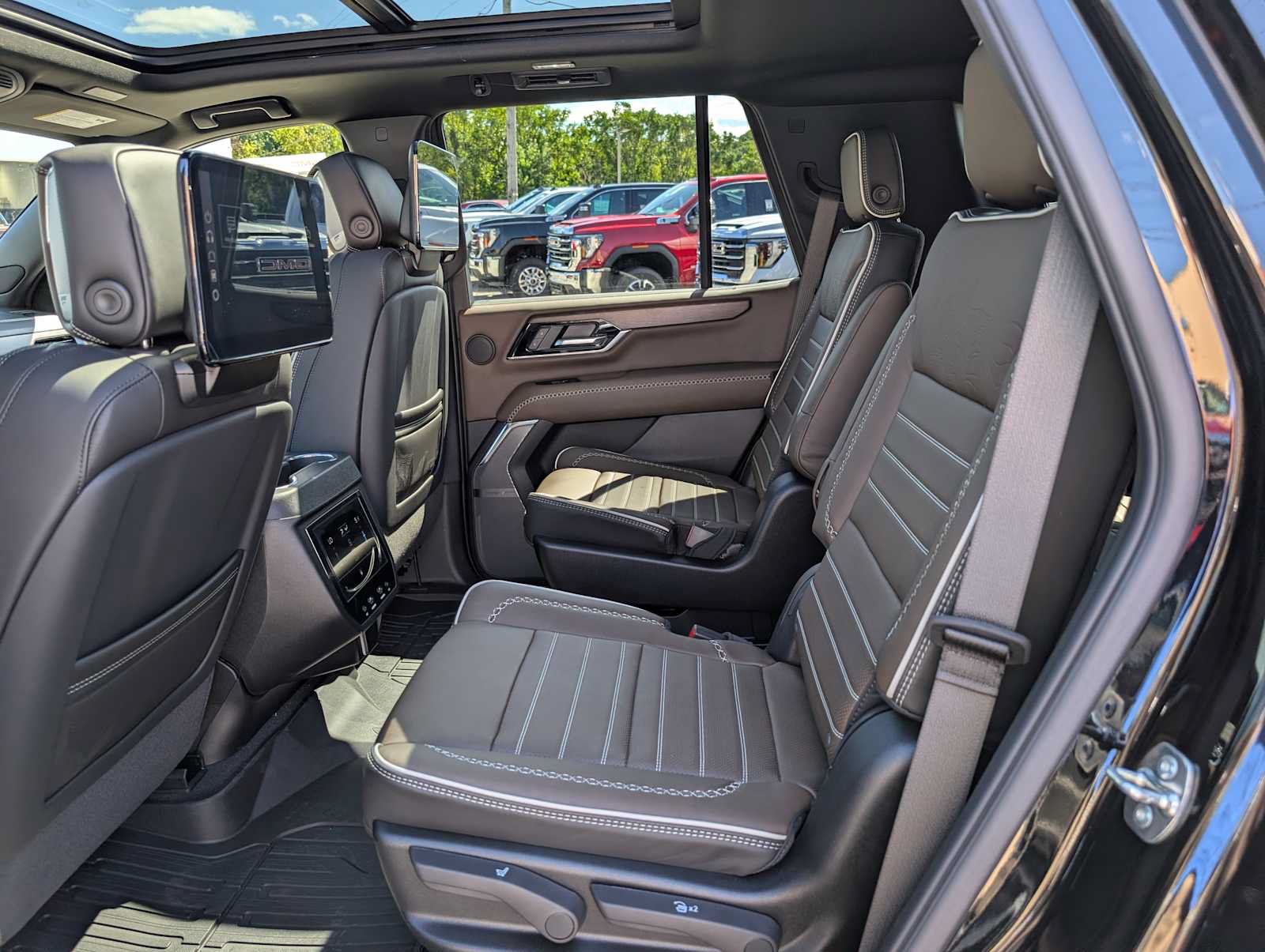 New 2026 GMC Yukon Denali Ultimate w/ LPO, Floor Liner Package AWD/4WD image 19