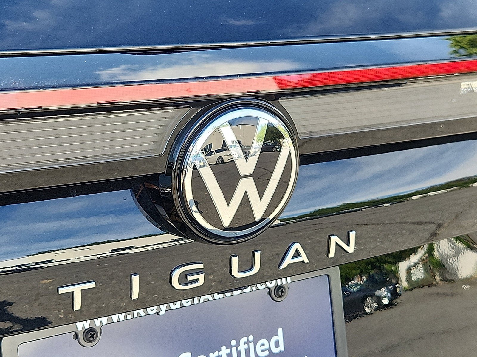Certified 2025 Volkswagen Tiguan SEL R-Line AWD/4WD image 28