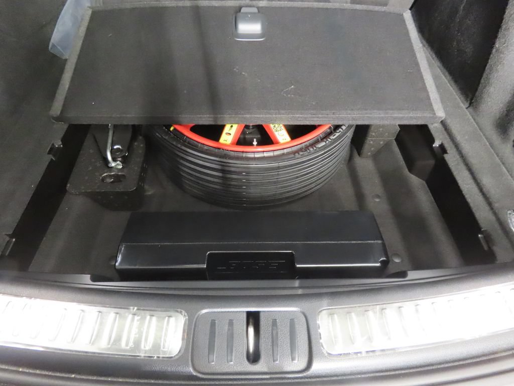 Certified 2024 Porsche Macan Turbo AWD/4WD image 49
