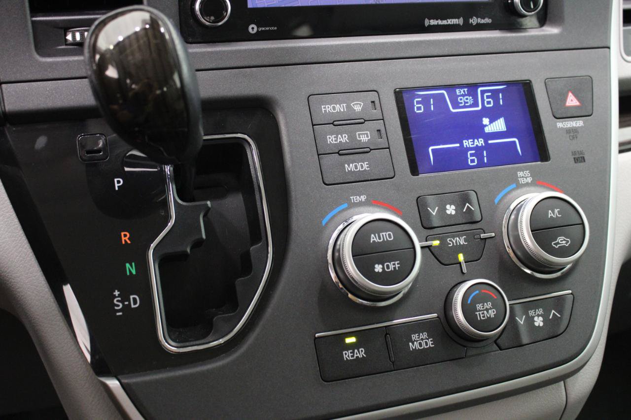 Used 2020 Toyota Sienna XLE Premium FWD image 53