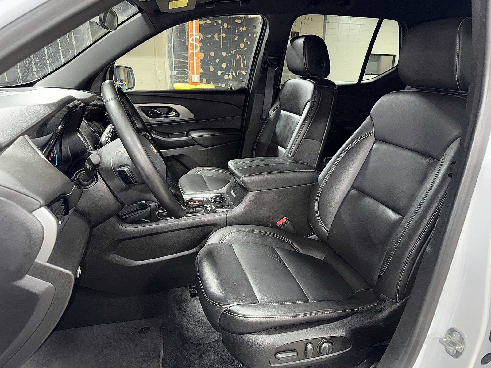 Used 2023 Chevrolet Traverse LT FWD image 15