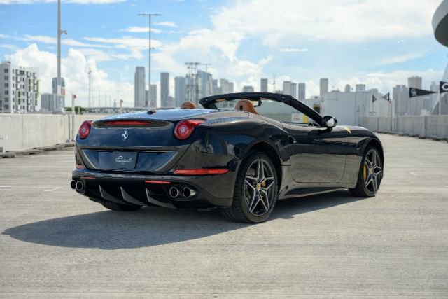 Used 2015 Ferrari California T RWD image 4