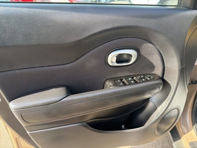 Used 2015 Kia Soul + image 23
