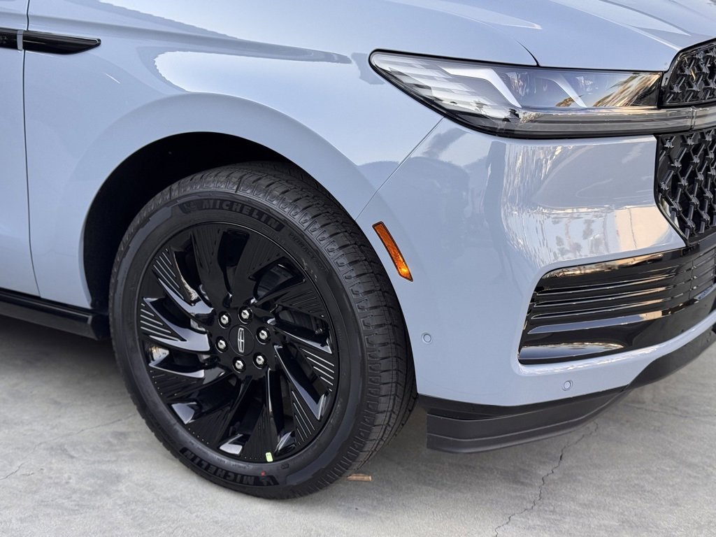 New 2025 Lincoln Navigator Reserve w/ Jet Appearance Package image 4