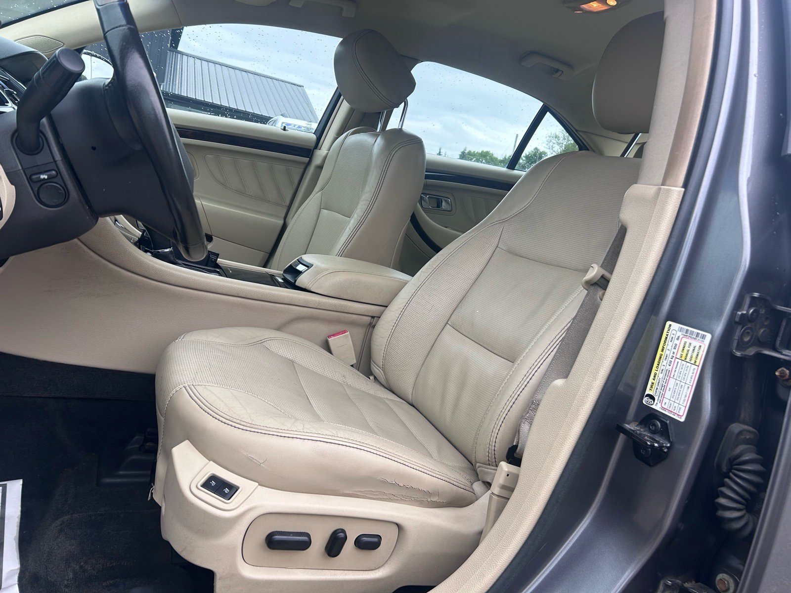 Used 2013 Ford Taurus Limited FWD image 11