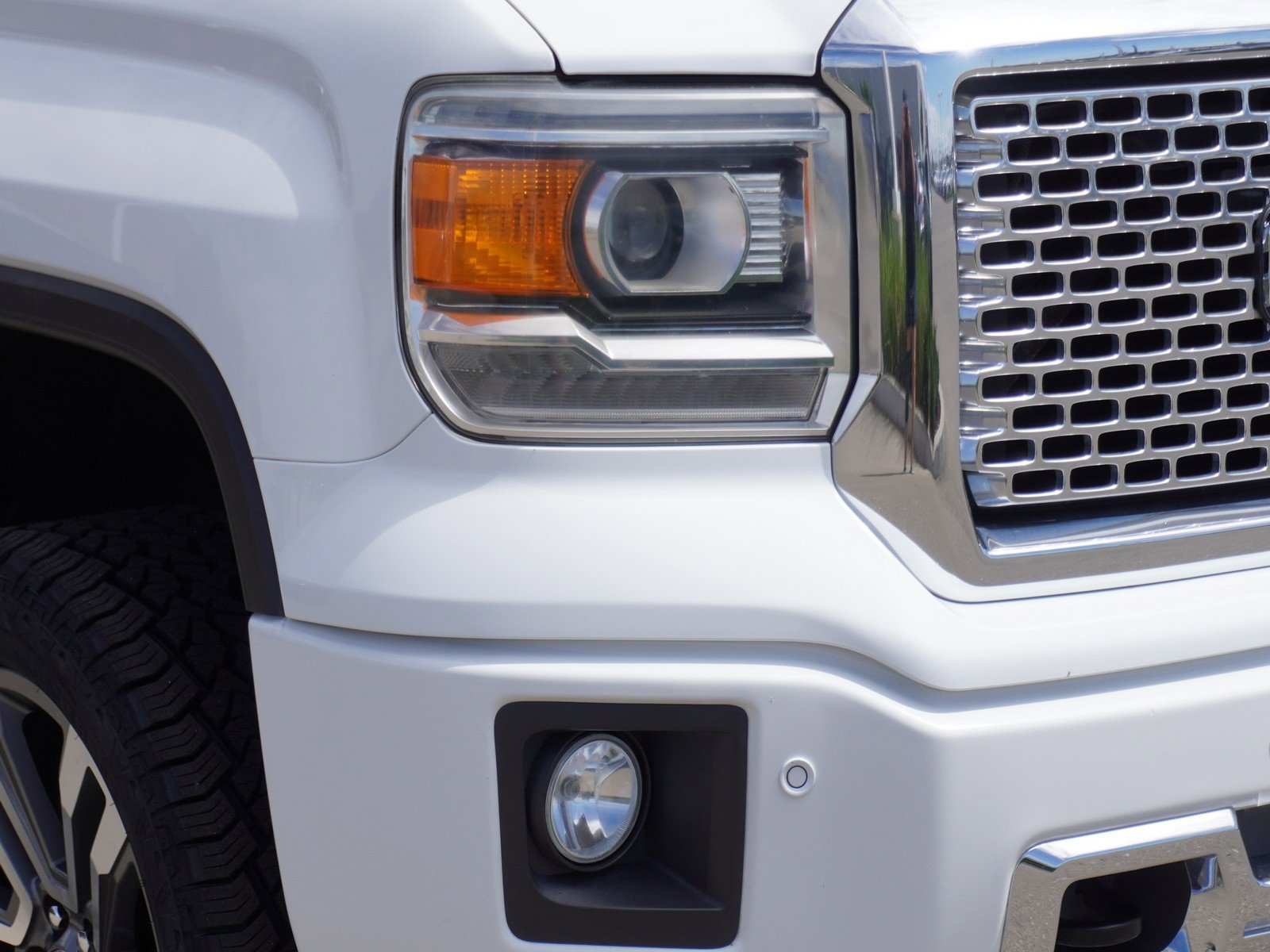 Used 2014 GMC Sierra 1500 Denali w/ Suspension Package, Off-Road AWD/4WD image 3