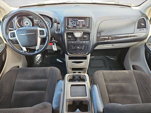 Used 2014 Chrysler Town & Country Touring FWD image 22