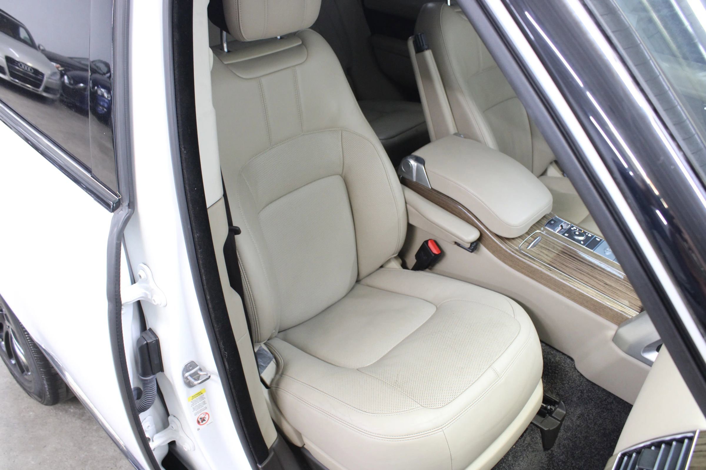 Used 2019 Land Rover Range Rover HSE image 14