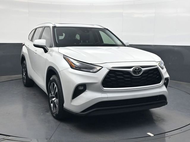 Used 2023 Toyota Highlander XLE image 2