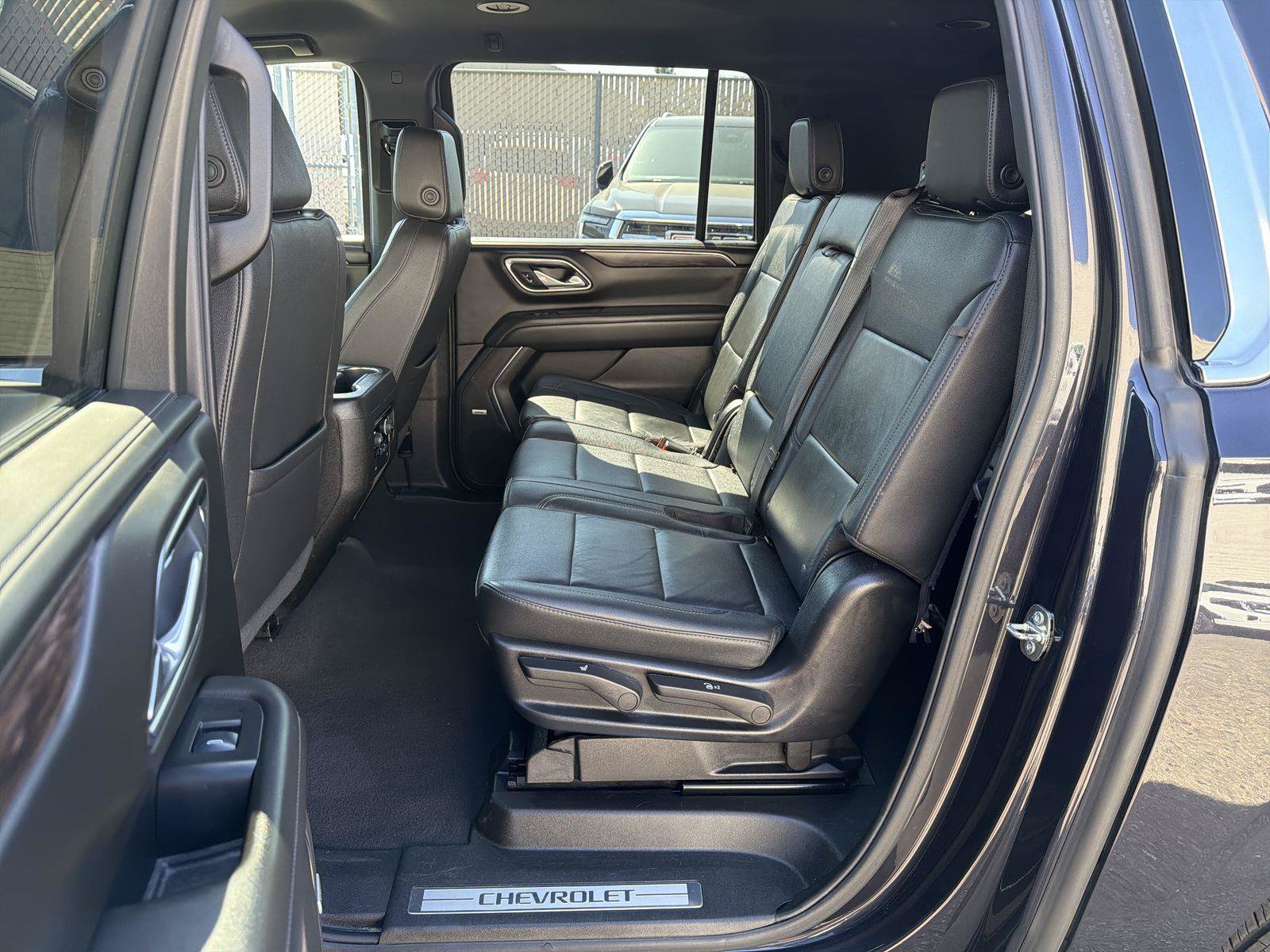 Used 2024 Chevrolet Suburban LT RWD image 24