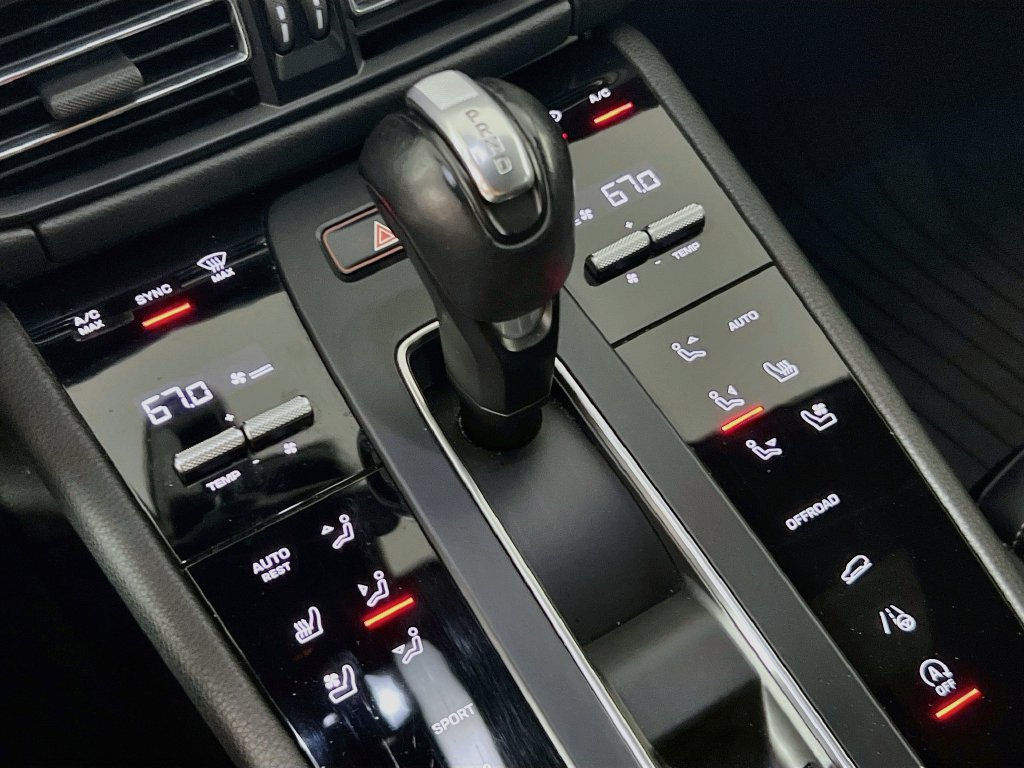 Certified 2024 Porsche Macan S AWD/4WD image 18