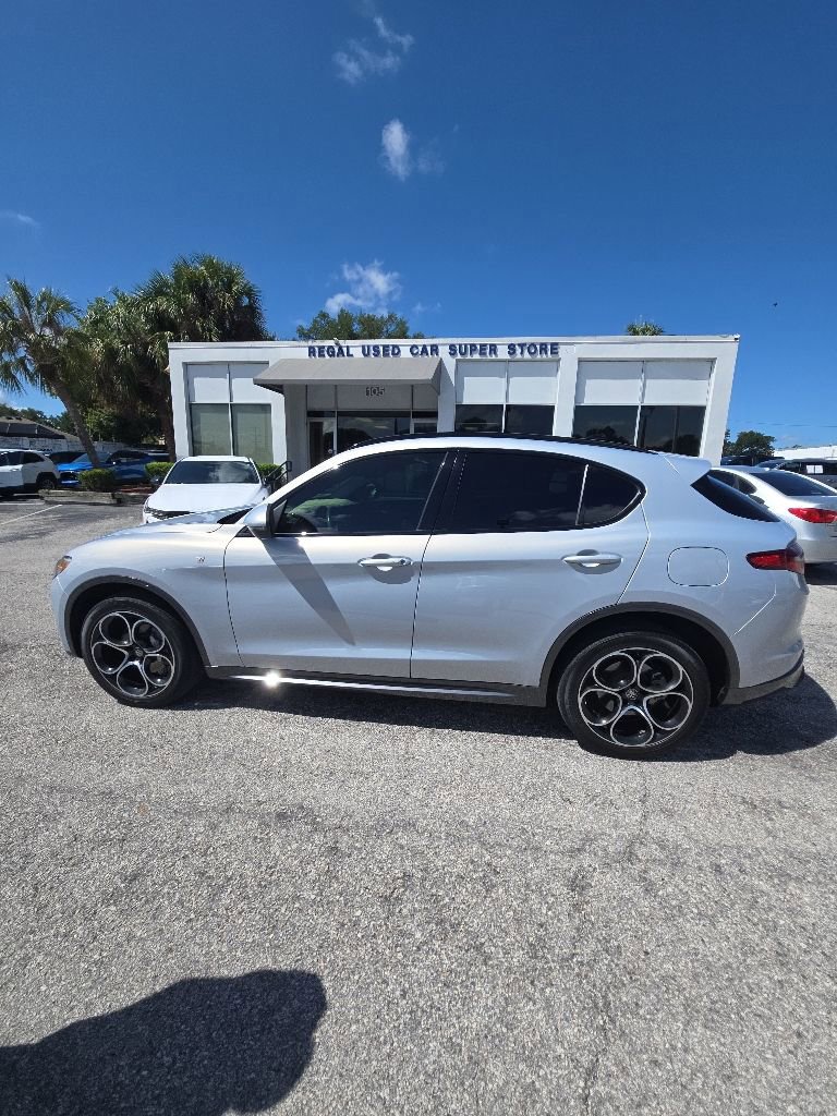 Used 2022 Alfa Romeo Stelvio Ti AWD/4WD image 16