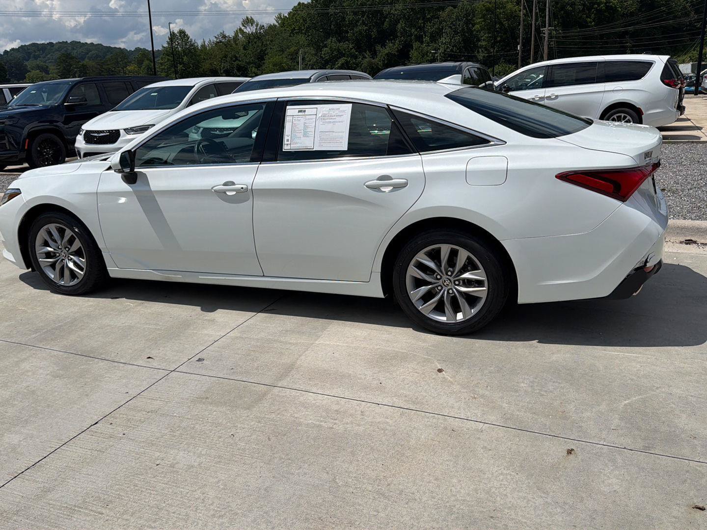 Used 2022 Toyota Avalon XLE w/ Moonroof Package FWD image 6