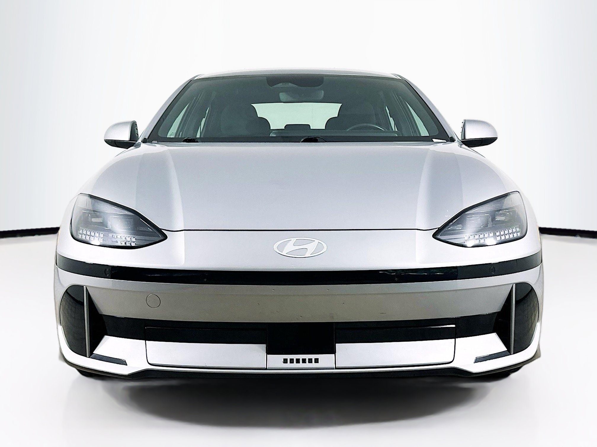Used 2024 Hyundai Ioniq 6 SE AWD/4WD image 2