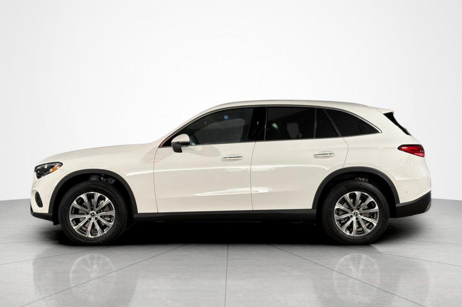 Used 2024 Mercedes-Benz GLC 300 image 2