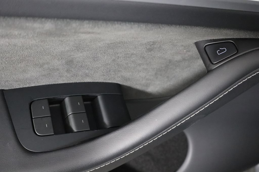 Used 2024 Tesla Model Y Long Range AWD/4WD image 18