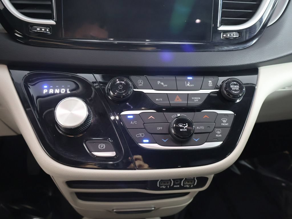 Used 2023 Chrysler Pacifica Touring-L FWD image 46