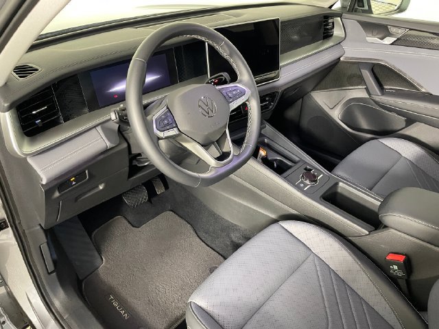 Used 2025 Volkswagen Tiguan SE FWD image 5