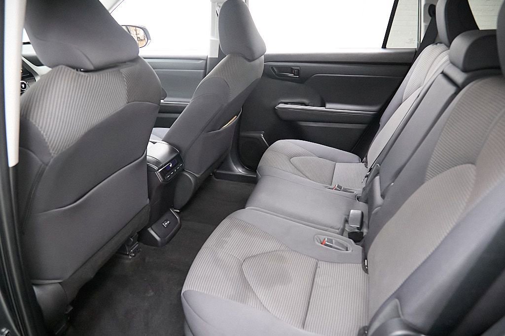 Used 2023 Toyota Highlander LE image 23