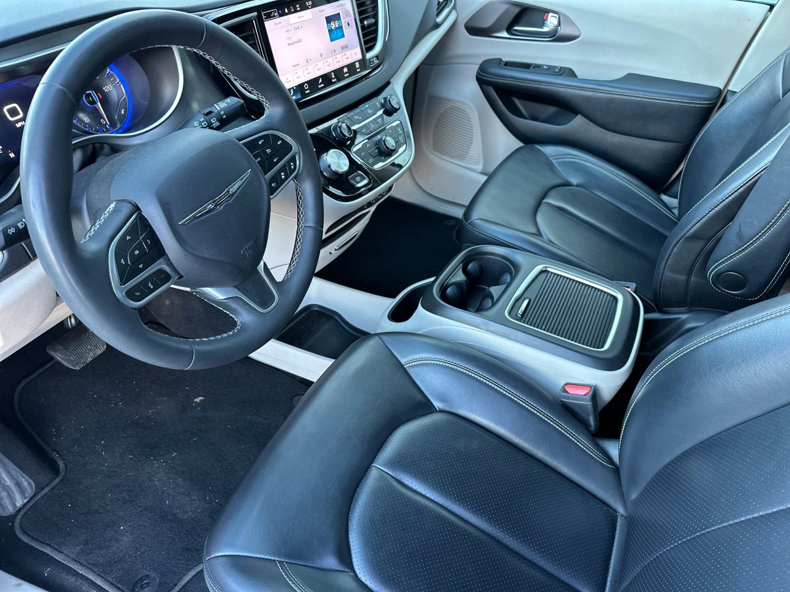 Used 2023 Chrysler Pacifica Touring-L image 9