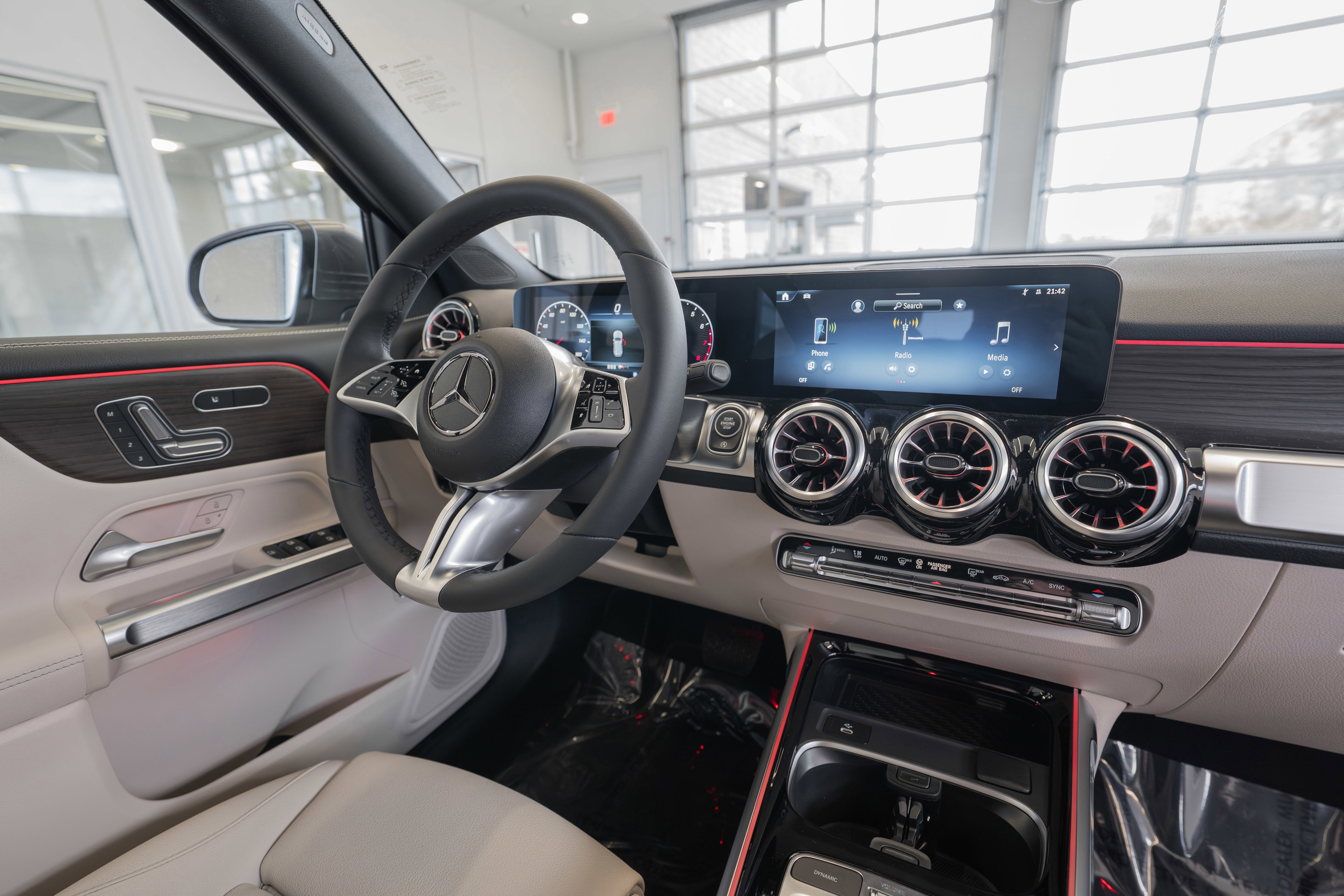 Used 2025 Mercedes-Benz GLB 250 4MATIC image 19