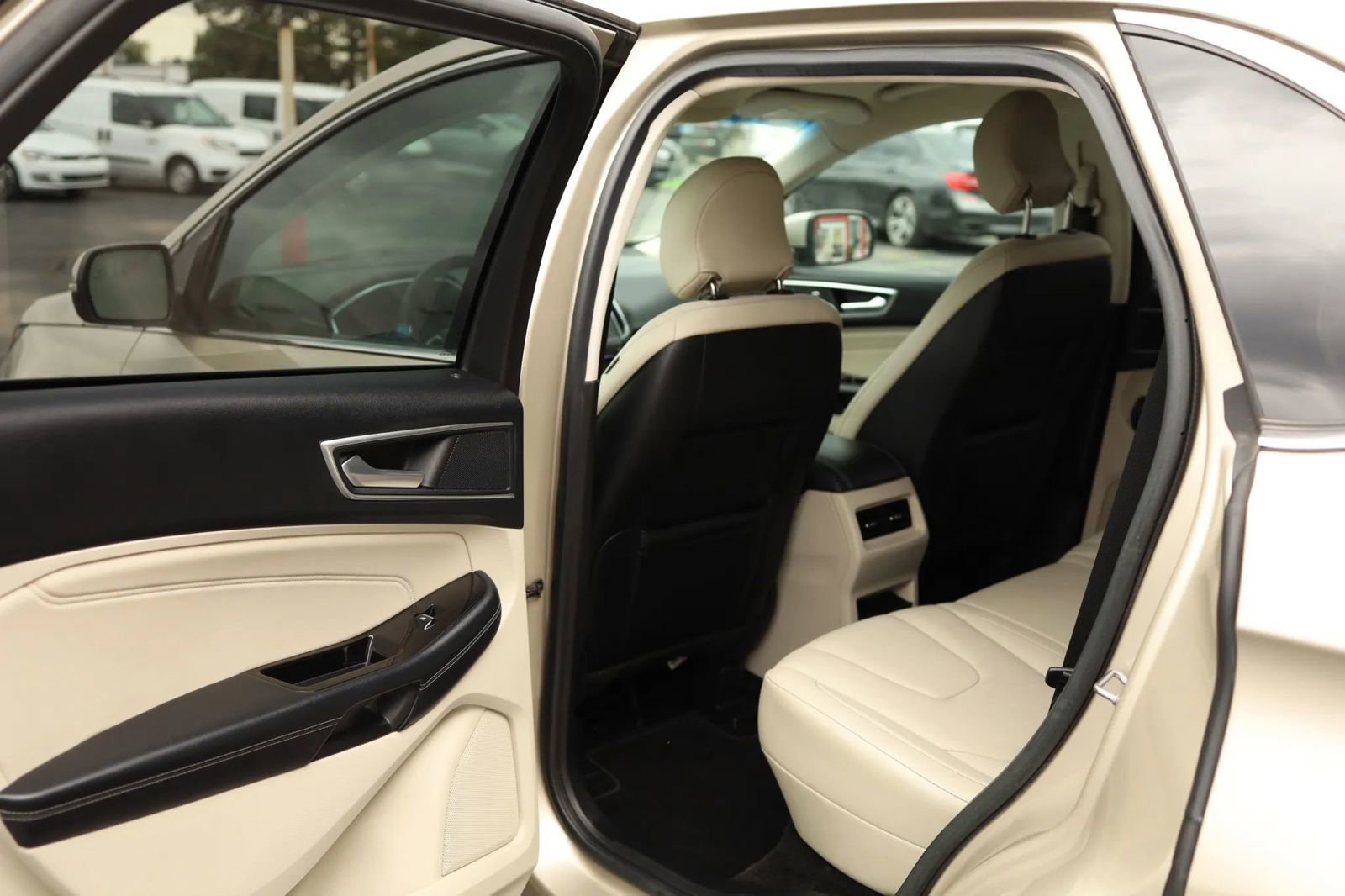 Used 2018 Ford Edge Titanium w/ Ford Safe & Smart Package image 33