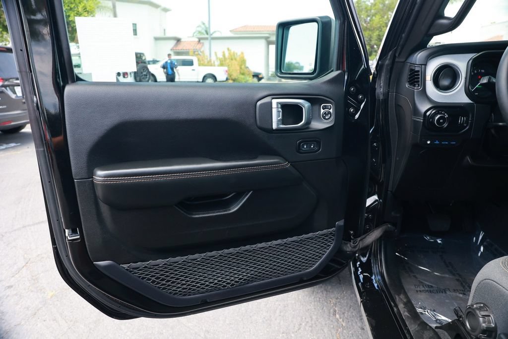 Used 2025 Jeep Wrangler Unlimited Sahara w/ Safety Group AWD/4WD image 17