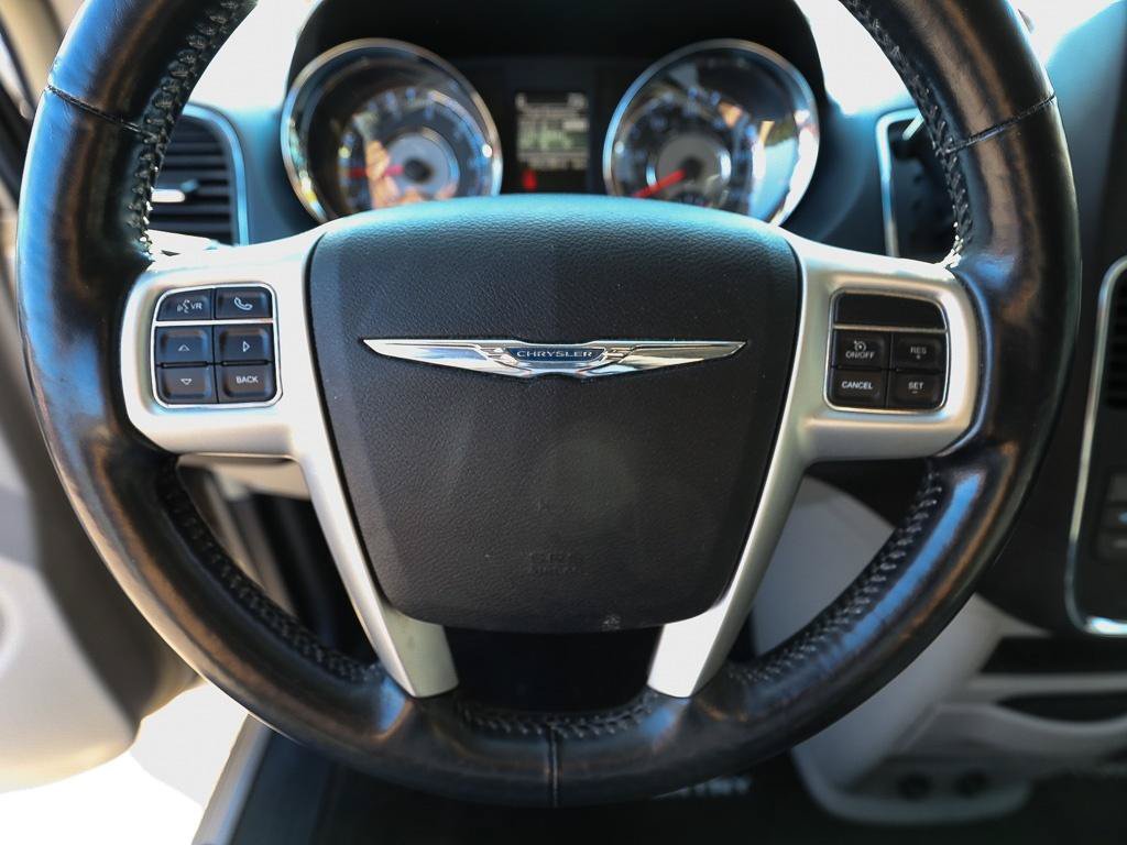 Used 2015 Chrysler Town & Country Touring w/ Driver Convenience Group FWD image 16