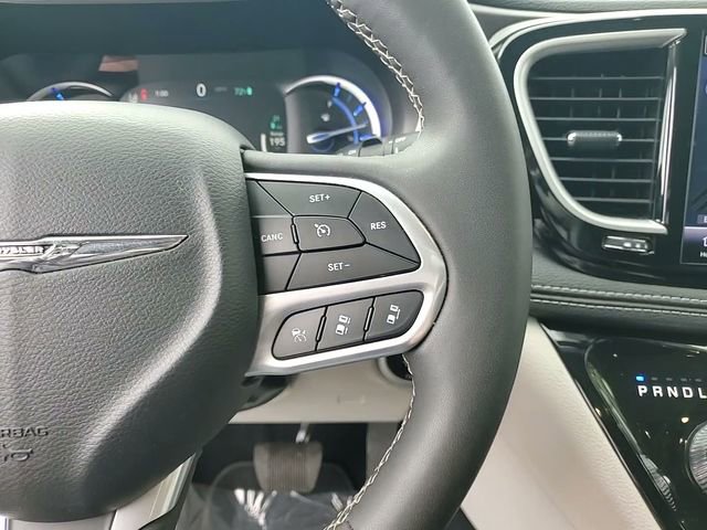 Used 2024 Chrysler Pacifica Select image 18