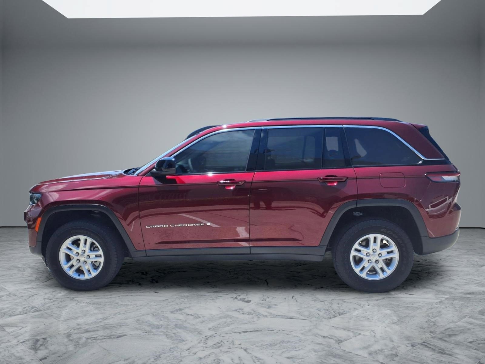 Used 2025 Jeep Grand Cherokee Laredo w/ Luxury Tech Group I RWD image 4