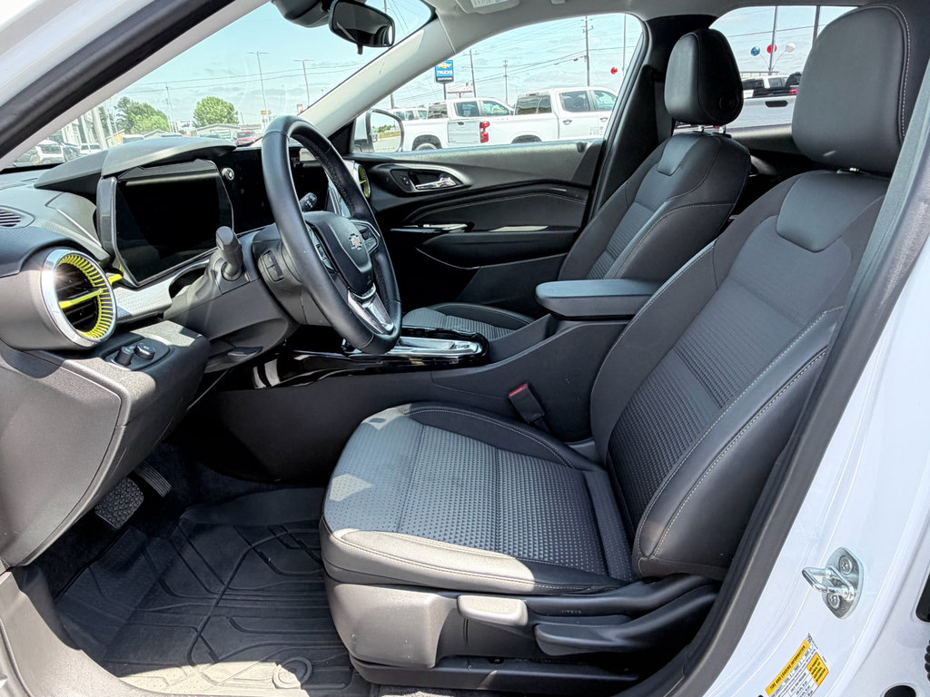 Used 2024 Chevrolet Trax LT w/ LT Convenience Package FWD image 19
