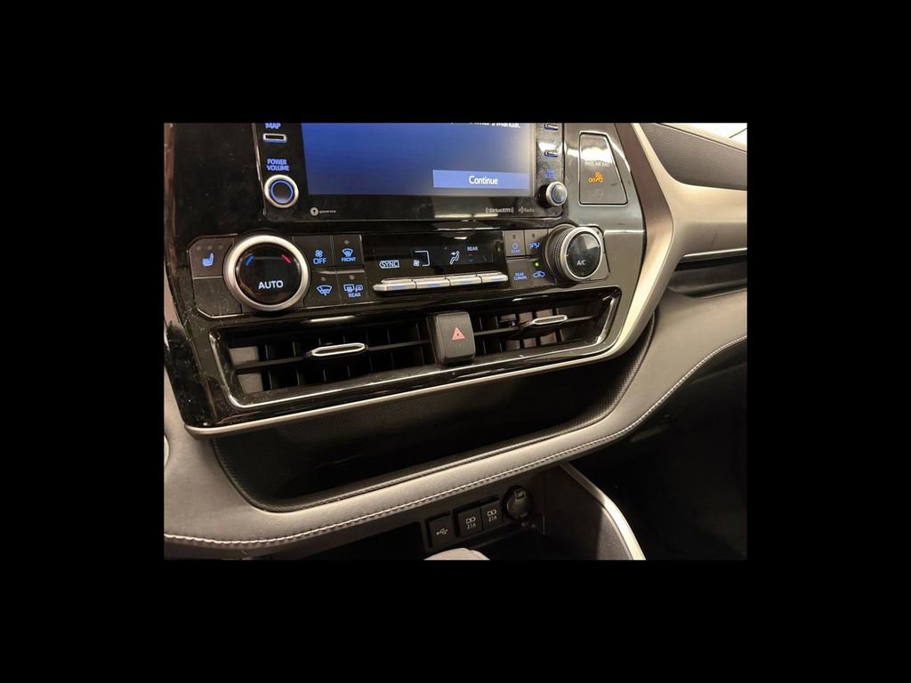 Used 2021 Toyota Highlander XLE AWD/4WD image 24