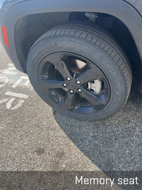 Used 2023 Jeep Grand Cherokee L Limited w/ Black Appearance Package image 15