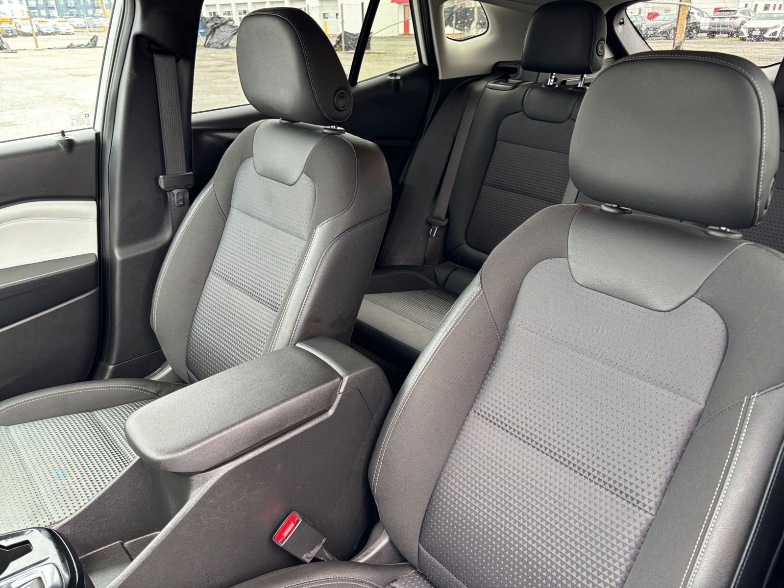 Used 2025 Chevrolet Trax LT FWD image 32