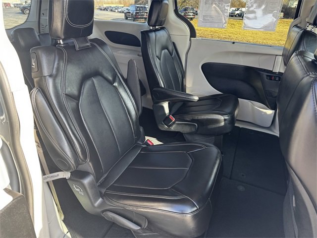 Certified 2024 Chrysler Pacifica Touring-L image 15