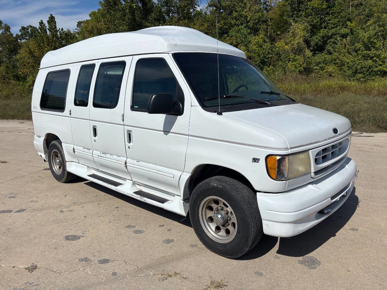 Used 1999 Ford E-250 and Econoline 250 RWD image 2