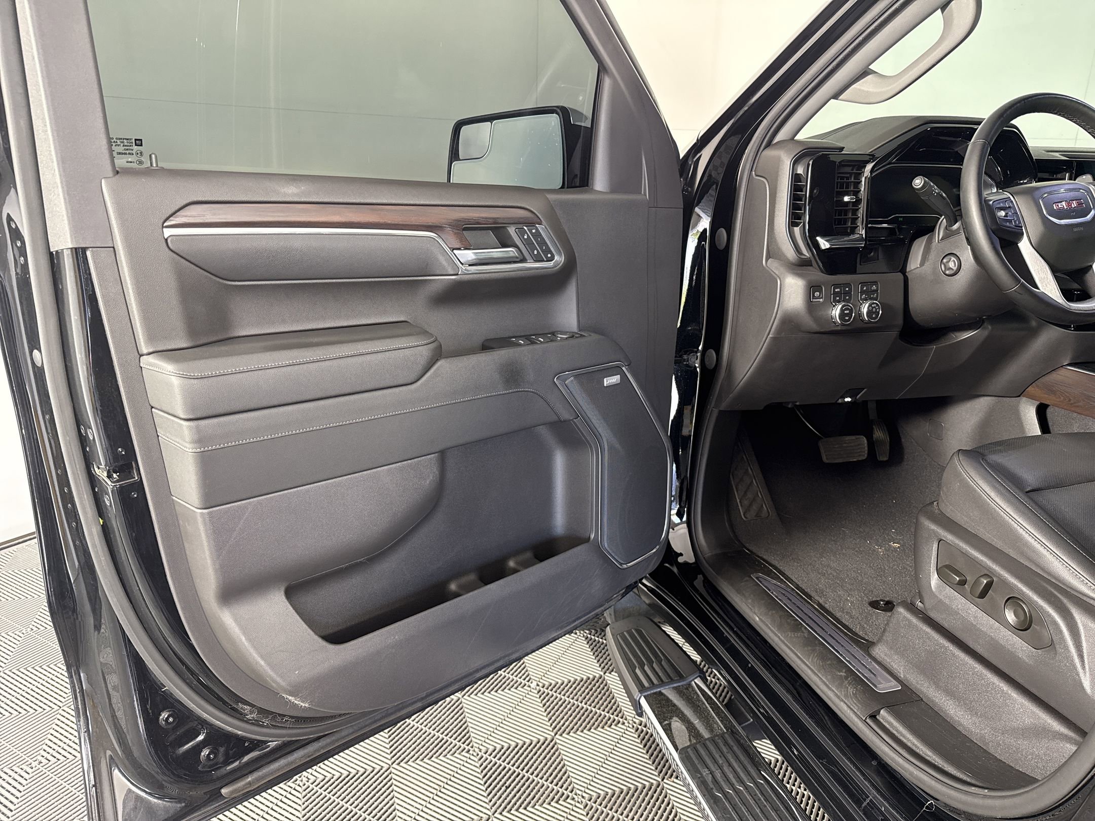 Used 2023 GMC Sierra 1500 SLT w/ SLT Premium Package image 5