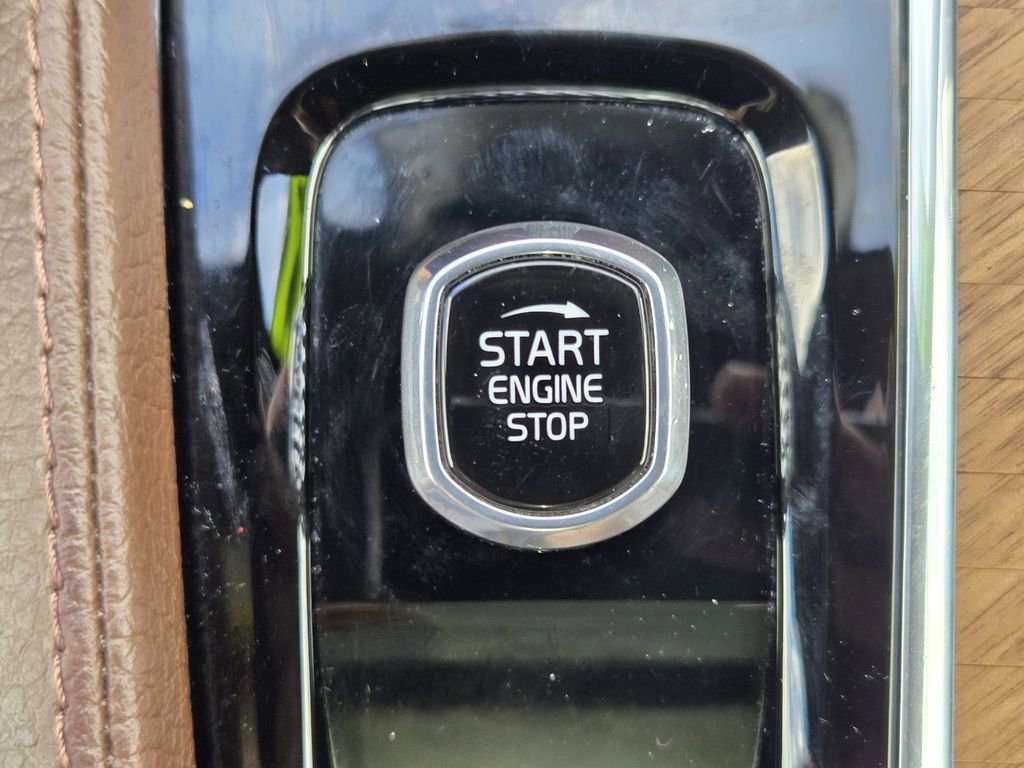 Used 2022 Volvo XC90 T6 Momentum w/ Advanced Package image 22