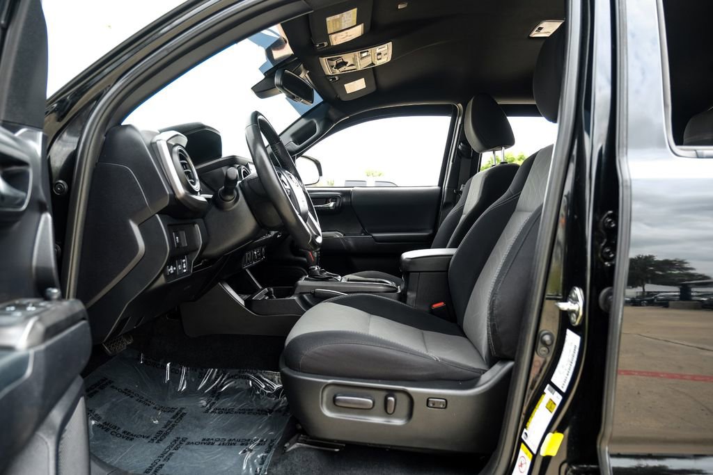 Used 2020 Toyota Tacoma TRD Off-Road AWD/4WD image 3
