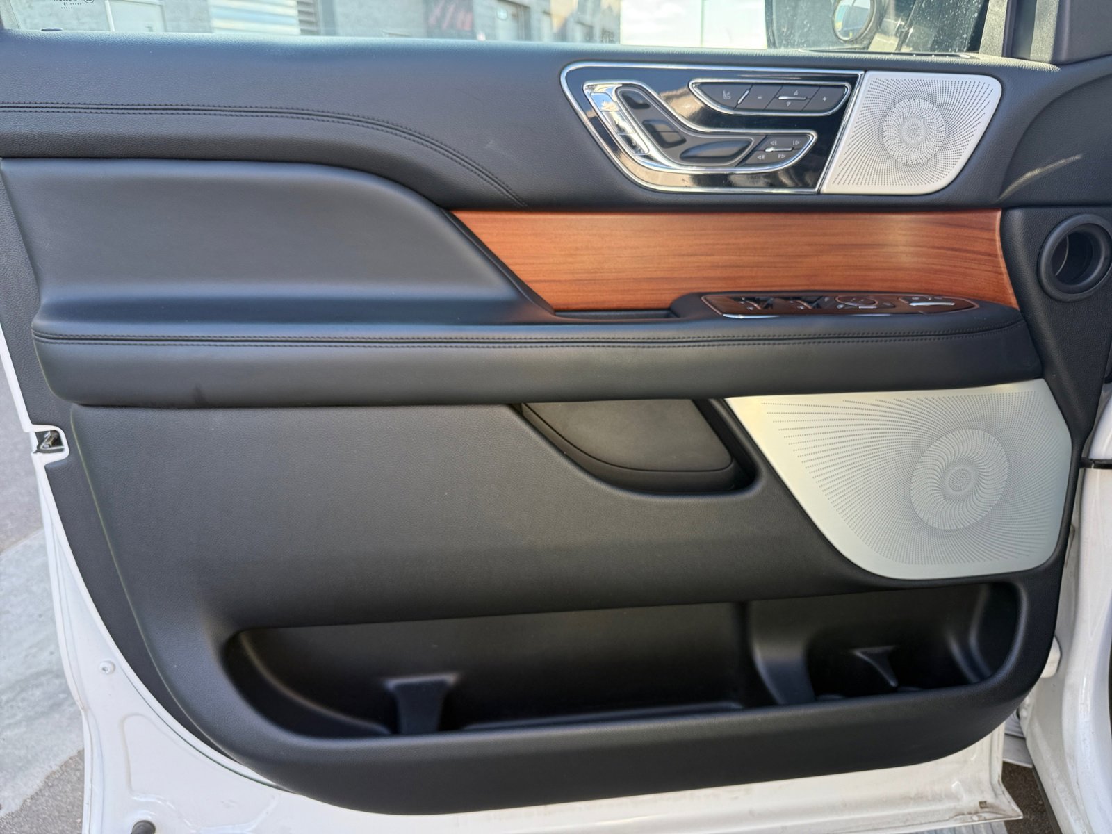 Used 2019 Lincoln Navigator Reserve image 14