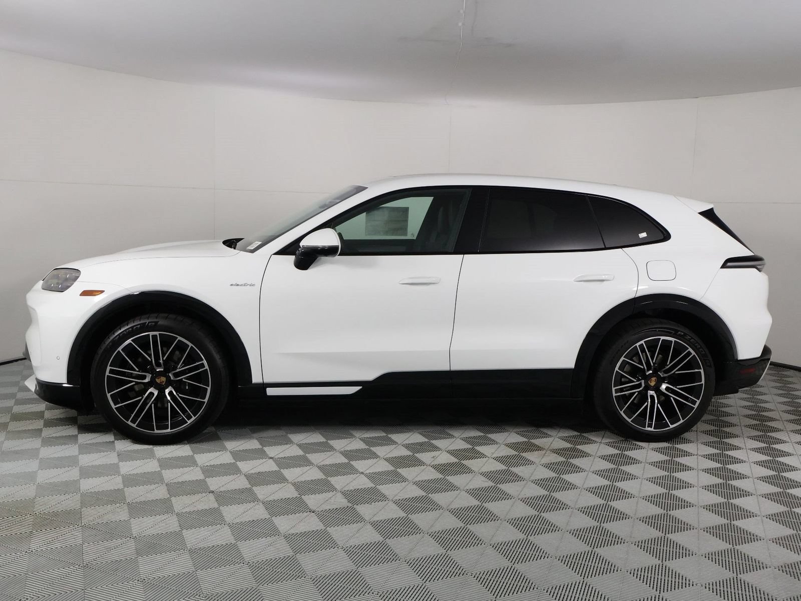 New 2026 Porsche Cayenne Electric AWD/4WD image 2