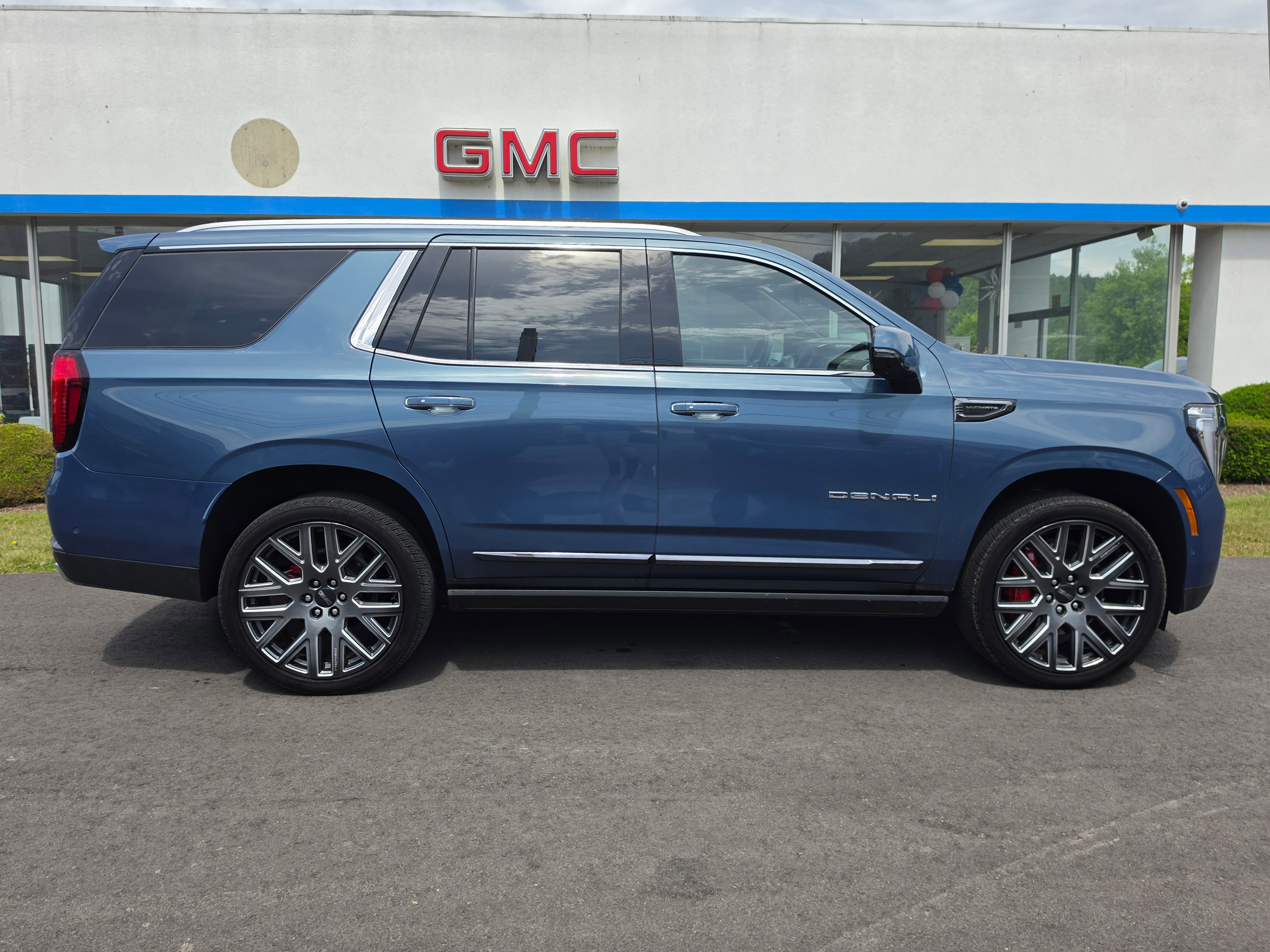 Used 2025 GMC Yukon Denali Ultimate AWD/4WD image 2