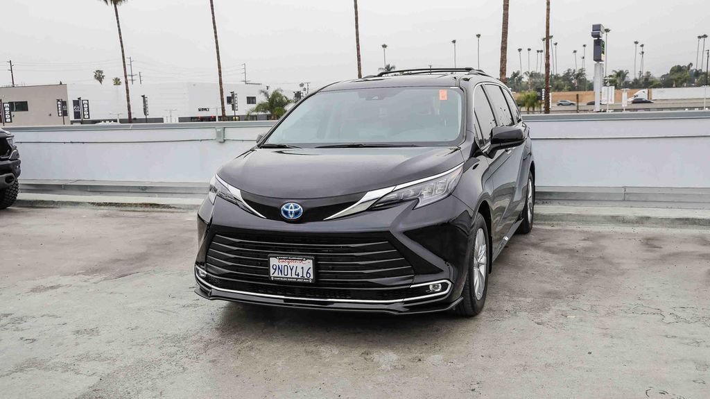 Used 2024 Toyota Sienna XLE w/ XLE Plus Package FWD image 4