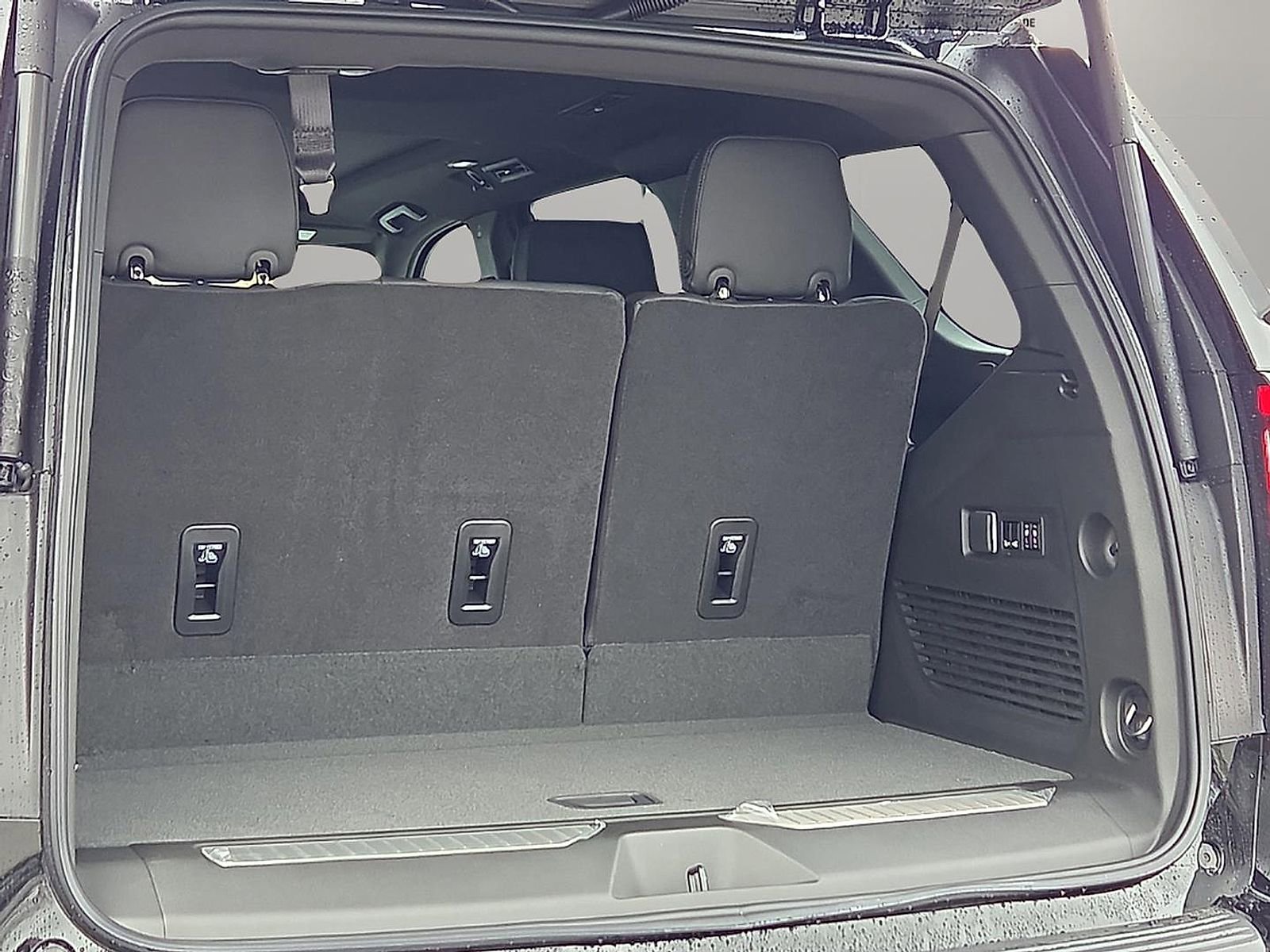 New 2026 GMC Yukon Denali w/ Sun & Power Step Package image 9