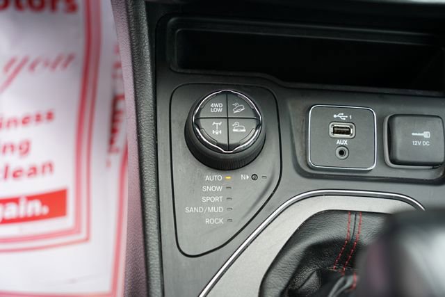 Used 2019 Jeep Cherokee Trailhawk w/ Cold Weather Group image 17
