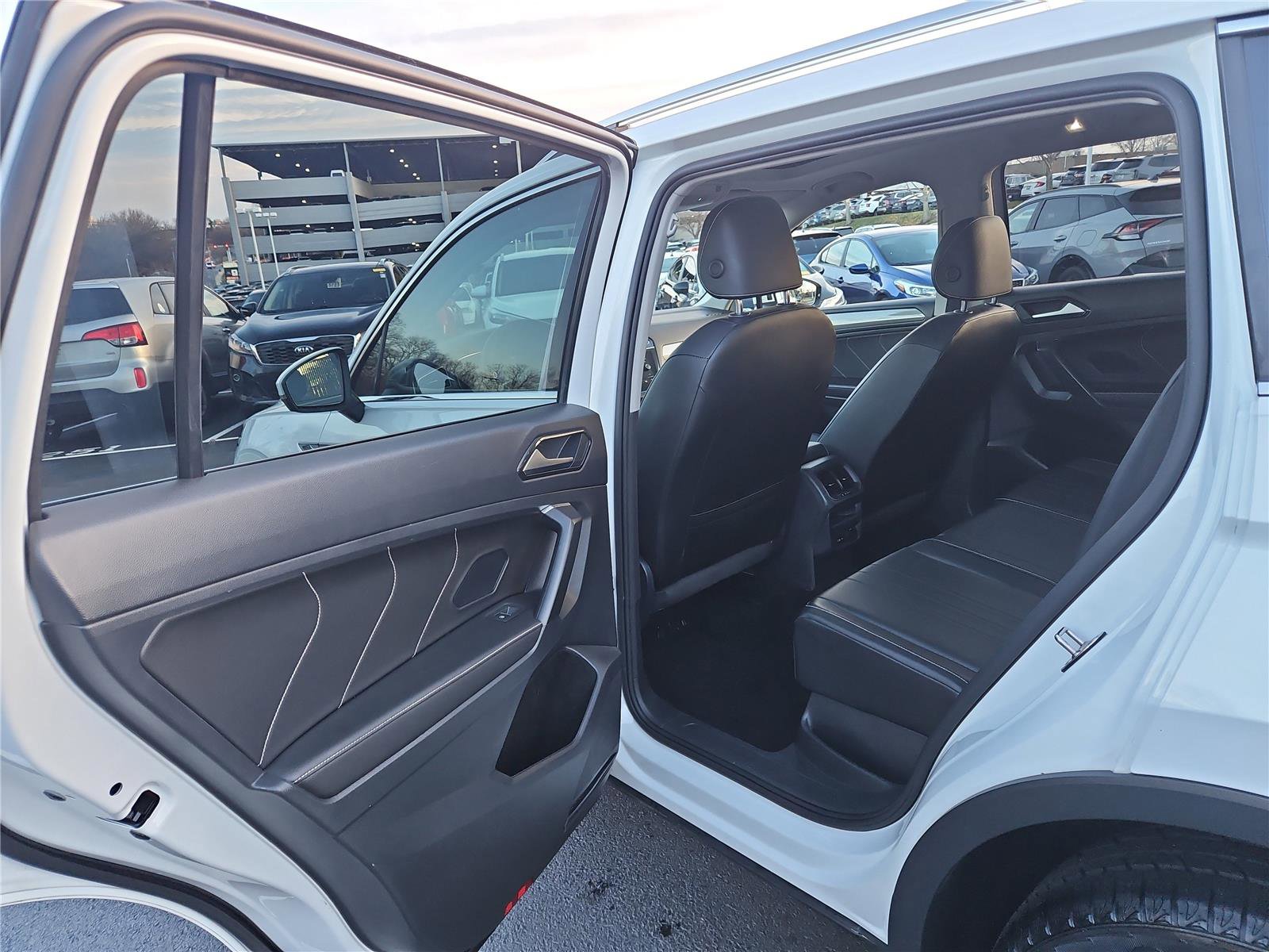 Used 2022 Volkswagen Tiguan SE w/ Panoramic Sunroof Package image 23